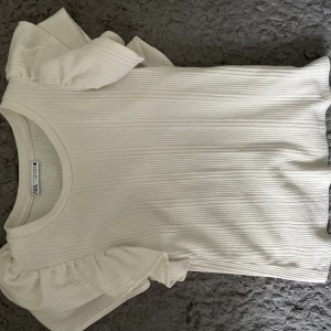 Zara topp - Jätte fin vit zara topp med volanger på armarna. Köpt förra året nypris ca 220 Jätte fint skick