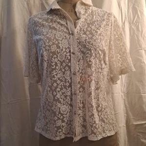 Kortärmad skjorta i spets - Str. 50. Passar S-XL mer info skicka pm. 💖 Pris är diskuterbart vid snabb affär. Köparen står för frakten. Ansvarar inte för paketet under frakt. 