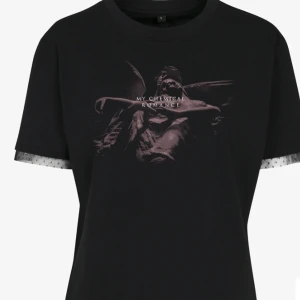 T-shirt  - T-shirt från Zalando, använd bara en gång, bra material och fina detaljer🫶🫶inte min still längre så då kan nån annan ha användning av den😊❤️säljer den för 200 kan pruta!! O köpte den för 299<3