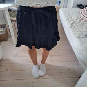 En jättefin kjol från shein. Sparsamt använd, säljer pågrund av lite användning💕