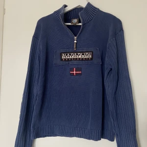Stickad Napapijri  - Vintage Napapijri-tröja. Den första bilden är mest lik den verkliga. Strl S herr men sitter lite bekvämt oversized på mig som är en strl 36. 100% bomull