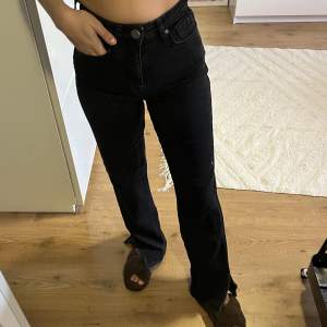 Svarta jeans med slits i sidorna längst ner