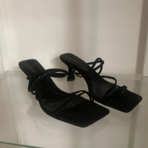 Klackskor - Säljer ett par superfina klackskor som endast är använda en gång! Passar jättebra till bal eller liknande💗 Hör av dig om du har mer frågor🫶🏼