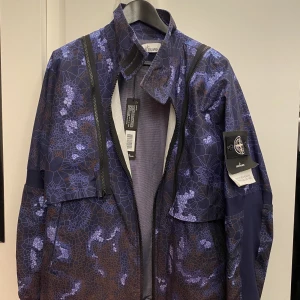Stone island printed heat - Stone island printed heat reactive i storlek L men är mer som en M  Byter färg i värmen