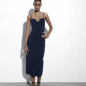 Åtsittande stickad klänning Zara - Helt ny! Med prislappen, slutsåld på hemsidan, tajt fin stickad klänning 💗