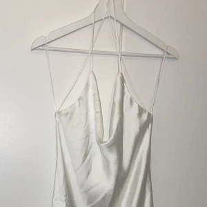 Klänning  - Klänning ifrån zara stl m Fin korsad i ryggen.