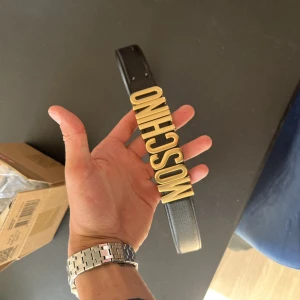 Moschino bälte - Använt men i bra skick  Buda