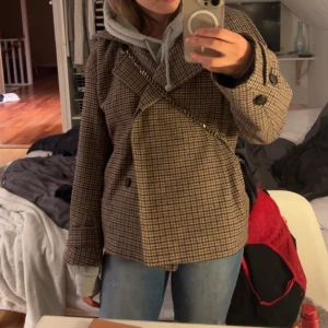 Arket kappa  - Intressekol!! Säljer min jätte fina arket kappa få jag vill hitta en ny till hösten. Väl använd med skulle säga att den fortfarande är i fint skick. Köpt här på plick. 