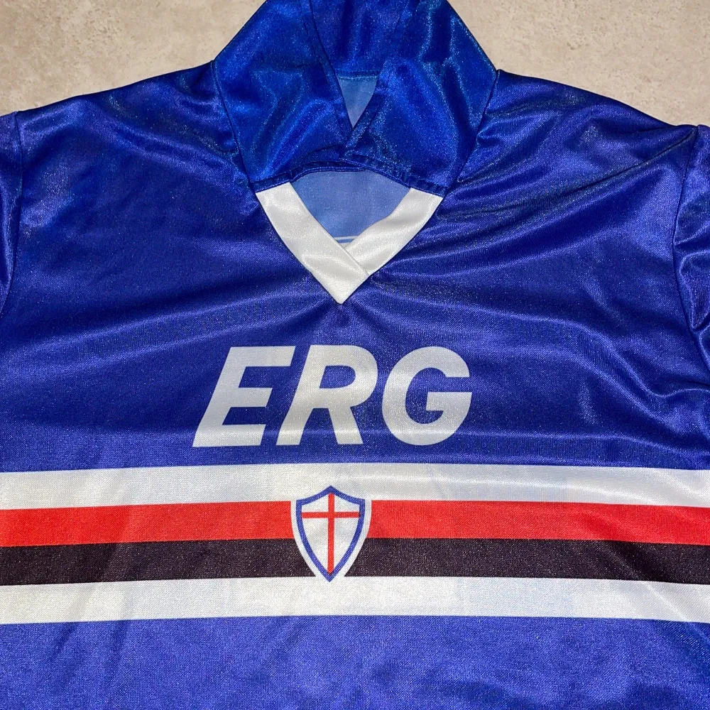 En helt ny Sampdoria fotbollströja och är knappt använt, den är i jättebra skick och passar S/M (Gullit på baksidan).. T-shirts.