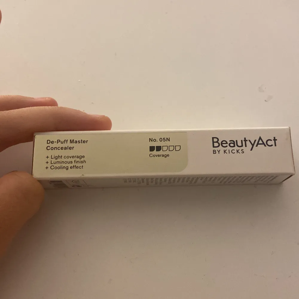 Hej! Jag säljer denna helt oanvända concealer ifrån ”Beauty Act”. Nypris: 229 kr mitt pris: 80 kr❤️ färg: 05N. Övrigt.