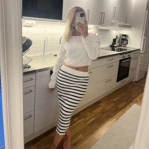 KJOL - Kjol från zara inskaffad förra året någon gång men tyvärr inte kommit till användning så mycket🤍🖤🤍🖤