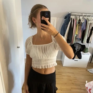 Vit topp  - Vit somrig topp från NA-KD i storlek 34. Använd en gång!150kr+frakt💕 kolla gärna in det andra jag säljer