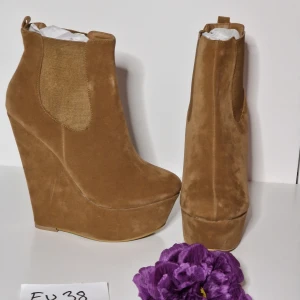 Kilklackar i mockaimitation strl 38 - Superfina kilklackar i mockaimitation.  Klackhöjd ca 15cm Platå ca 5cm  Helt nya och oanvända!