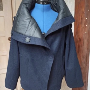 Mörkblå zara jappa - Säljer denna snygga kappan som tyvärr är för stor på mig som är lite tjockare🫶🏼 Men den är helt ny men dock ingen prislapp kvar🫶🏼