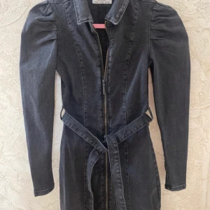 Jeans klänning  - Super fin klänning! Kommer tyvärr inte till användning🖤