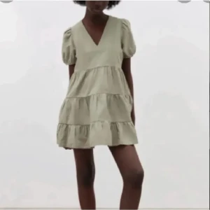 Zara klänning  - Säljer denna så fina zara kläning i storlek xs