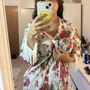 Kofta - Köpt utomlands jätte fin jätte skön🥰 man kan ha den över bikini eller typ som en tunn morgonrock🌸