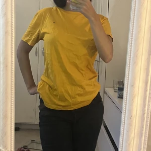 Tshirt  - Tommy hilfiger tshirt i barnstolen 164 men passsf mig som har xs-S piss snygg😍 och är o nyskick