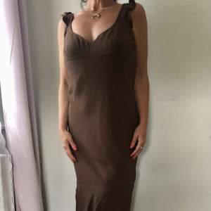 Figursmickrande klänning från Coast i brunt strlk 10 UK