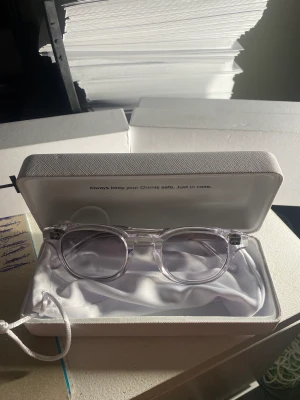 Chimi 01 clear  - Nypris 1250 Säljer för jag inte använder solglasögon Använda endast få gånger Liten repa på höger öga men de märkt knappt när kollar på brillorna eller när man kollar ut ifrån glasögonen