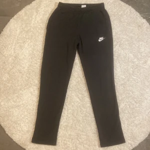Nike mjukisbyxor - Säljer ett par svarta straight Nike mjukis i storlek S.