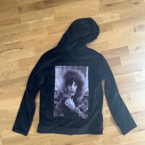 Limitato hoodie - Svart limitato hoodie, köpt på nk Göteborg för typ 2 år sedan, säljer den pga att jag växt ur den. Tröjan e knappt använd och är i bra skick 