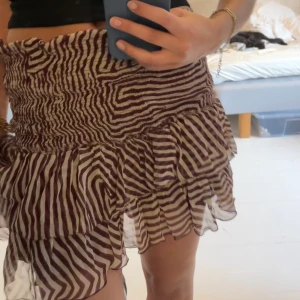 Isabel Marant kjol - Volangkjol från Isabel Marant i mörkröd zebra. Passar allt från xs-m. I använt skick   Använd gärna ”köp nu”! Priset kan diskuteras 