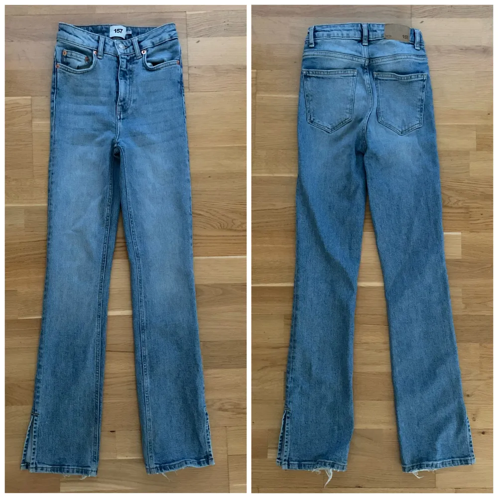 Ett par blåa jeans från Lager 157 med slits nertill. De har blivit lite fransiga pga trampat på dem nertill - i övrigt är de i fint skick och sparsamt använda! Storlek XXS.. Jeans & Byxor.