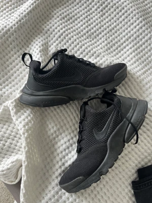 Nike presto dam - Säljer dessa nike presto använda endast en gång. Stolek 37,5. Köpte dom för 1200