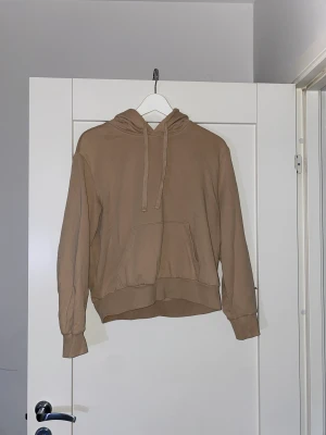 Beige hoddie - Beige hoddie som är använd men ligger bara och skräpar i garderoben så jag säljer den istället! 