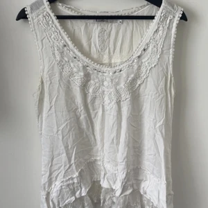 Söt topp - Jättesöt topp med volang och spets