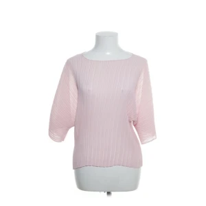 T shirt  - säljer den här fina tröjan som jag köpte på sellpy, den är aldrig använd