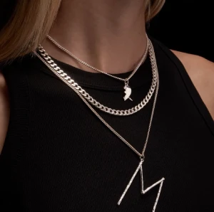 Maria Nilsdotter halsband - Jag säljer ett Maria Nilsdotter halsband, Wonkey Letter Necklace. Längden på kedjan är 50 cm💗det är i silver. Jag tror att det är ett Å, men jag är osäker. (Jag använder det iallafall som ett A). Skicket är toppen, inga defekter!🩵 hör av er vid frågor