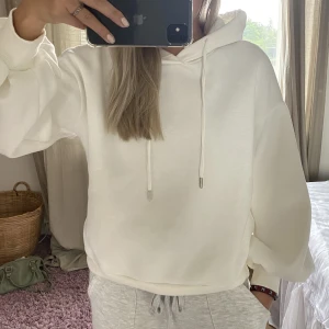 ny vit hoodie/ huvtröja  - helt oanvänd hoodie/ huvtröja från sisters point!  xs-s