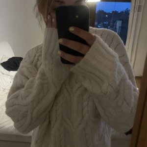 Stickad tröja  - Vit stickad tröja från h&m, använd ett fåtal gånger. Bra skick! Lite sticksig men ingenting som jag tycker stör, har man en tunn tröja/topp under är det inga problem. Pga det säljer jag den för 70kr+frakt 