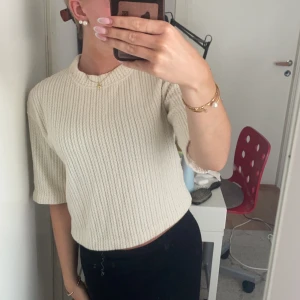 Stickad tshirt - Säljer min stickade tshirt från mango som inte kommer till användning. Armarna är ungefär trekvarts och tröjan är flätstickad💕