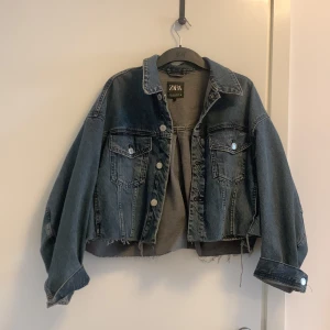 jeansjacka - Croppas jeansjacka från zara i oversized modell, sjukt snygg men har inte använts på år :(