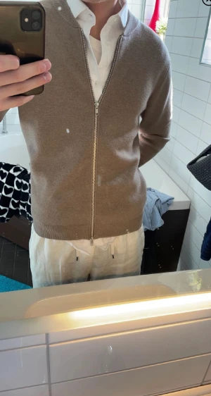 Soft Goat - En beige/brun skit snygg full-zip från Soft Goat i cashmir. Helt oanvänd.  Nypris 2600kr Säljer för 1600kr🔥