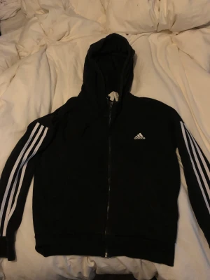 Adidas zip hoodie - Adidas zip hoodie i bra skick  Skriv vid funderingar💓