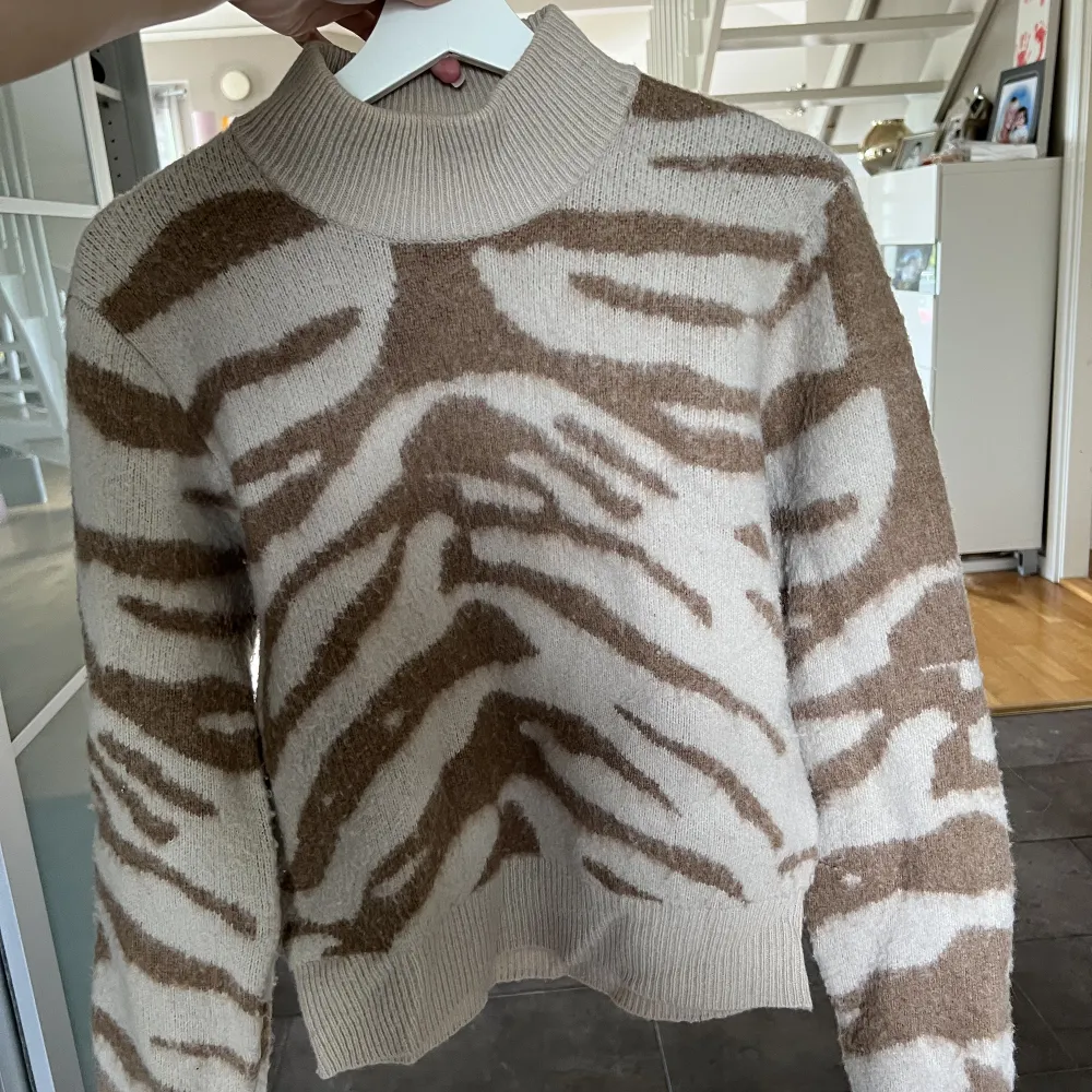 Beige/brun stickad tröja från Tiger of Sweden i stl M. Stickat.