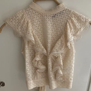 Spetstopp  - Jättefin oanvänd spetstopp med halterneck och volanger från BikBok. 