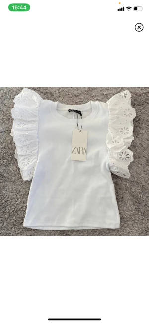 Zara topp - En väldigt gullig topp från zara💝har storlek M men känns som en s/m. Aldrig använd och med prislappen kvar! Du står för frakten