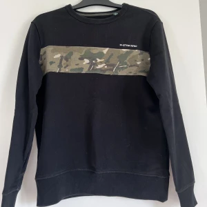 Gstar Raw sweatshirt M herr - En herr sweatshirt från Gstar Raw, använd men i väldigt bra skick! I storlek M, den är svart med camouflage mönster på bröstet. 