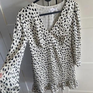 Sommarklänning - Fin och bra kvalite på knappt använd klänning från mango. Strl M.