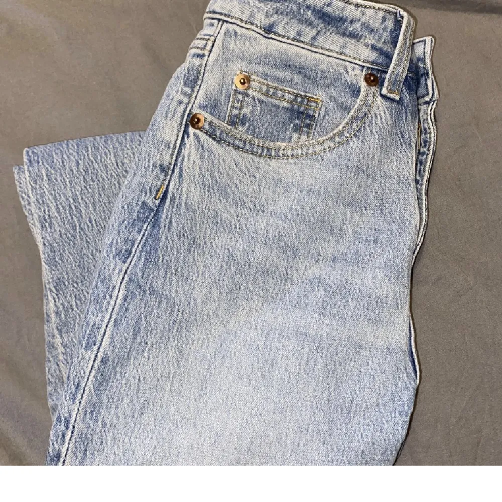 Fina blå hm jeans (båda bilderna är lånad) men det är likadana jeans skriv för fler bilder! Jeansen är i storlek 32 och är i superbra skick och inga deffekter❤️❤️❤️ Dom kosta runt 500-600 men säljer för 200❤️ plus frakt! Pris kan diskuteras vid rimligt pris💞. Jeans & Byxor.