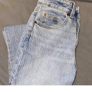 Fina blå hm jeans (båda bilderna är lånad) men det är likadana jeans skriv för fler bilder! Jeansen är i storlek 32 och är i superbra skick och inga deffekter❤️❤️❤️ Dom kosta runt 500-600 men säljer för 200❤️ plus frakt! Pris kan diskuteras vid rimligt pris💞