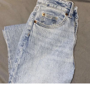Blå hm jeans - Fina blå hm jeans (båda bilderna är lånad) men det är likadana jeans skriv för fler bilder! Jeansen är i storlek 32 och är i superbra skick och inga deffekter❤️❤️❤️ Dom kosta runt 500-600 men säljer för 200❤️ plus frakt! Pris kan diskuteras vid rimligt pris💞