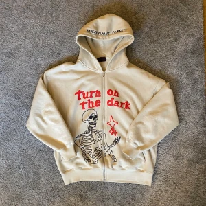 BPM zip Hoodie - Rare Broken Planet Market Hoodie Off-white/ cream färg Relativt tung hoodie - många detaljer dessutom Minimalt använd - pytteliten fläck på baksidan  TRÖJAN ÄR OVERSIZED och kan passa S/M beroende på hur baggy man vill att den ska vara.