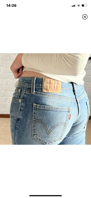 Levi’s jeans - Super snygga jeans som jag köpte på Plick men var tyvärr för stora på mig. Det finns kngen dtorlekslapp på de men den förra ägaren skrev att den passar stl 36. Fråga för egna bilder