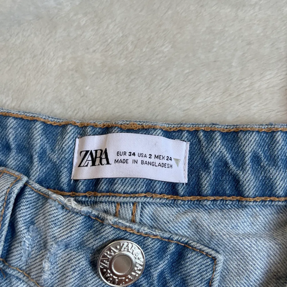 Super snygga och nästan helt oanvända jeans från zara i storlek 34! Säljer då jag redan har jeansen! 💕 frakt är 49kr! 🚚📦. Jeans & Byxor.